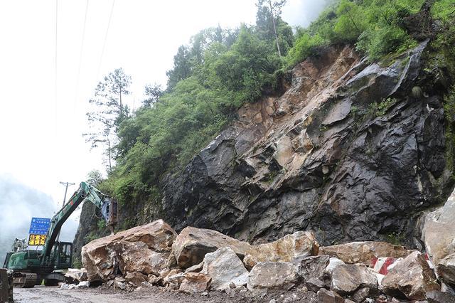 直击｜川藏线突发山体塌方，武警官兵紧急抢通道路恢复通行