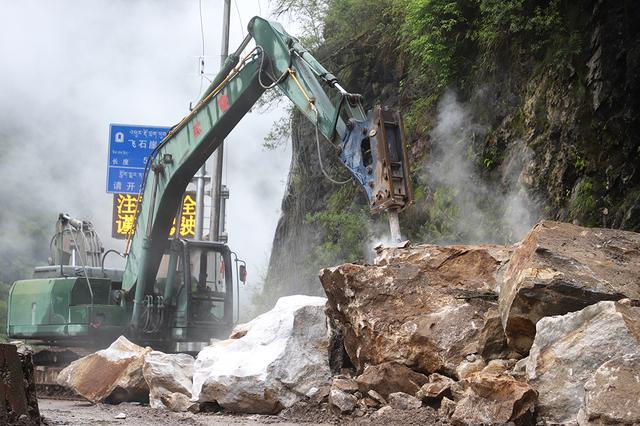 直击｜川藏线突发山体塌方，武警官兵紧急抢通道路恢复通行