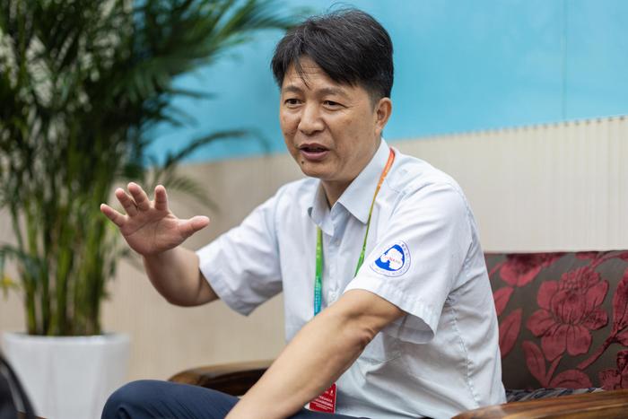 ▲中国极地研究中心船舶与飞机管理处海务主管，高级船长沈权“‘雪龙’
