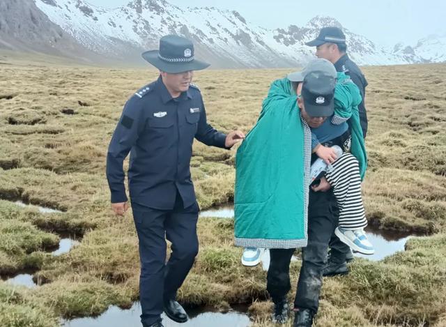 雨雪天被困海拔5000米无人区，青海警方紧急救援！