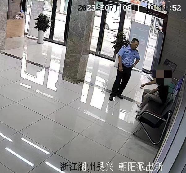 不知被追逃，男子疑警方劝投电话是电诈：到派出所求证被控制