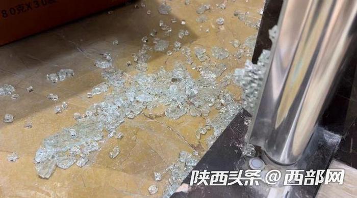 玻璃门自爆后碎渣满地