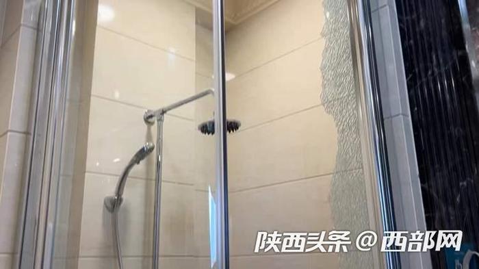 祁先生家中自爆的浴室玻璃门