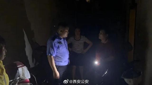 红色预警3连！暴雨袭城！西安4人被困积水，他们出手了……