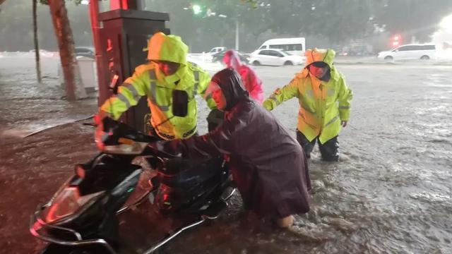 红色预警3连！暴雨袭城！西安4人被困积水，他们出手了……