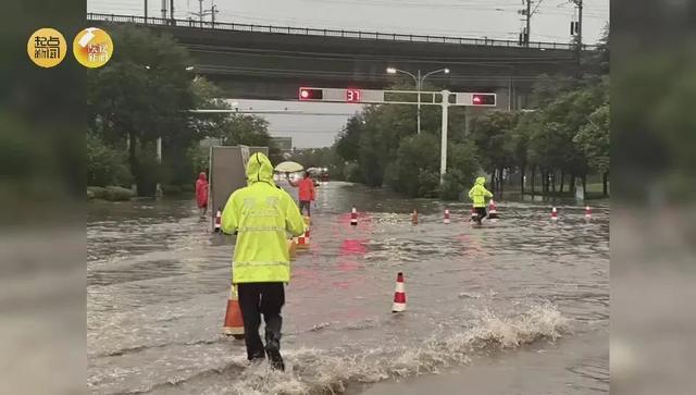 红色预警3连！暴雨袭城！西安4人被困积水，他们出手了……