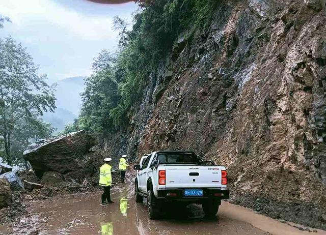 红色预警3连！暴雨袭城！西安4人被困积水，他们出手了……