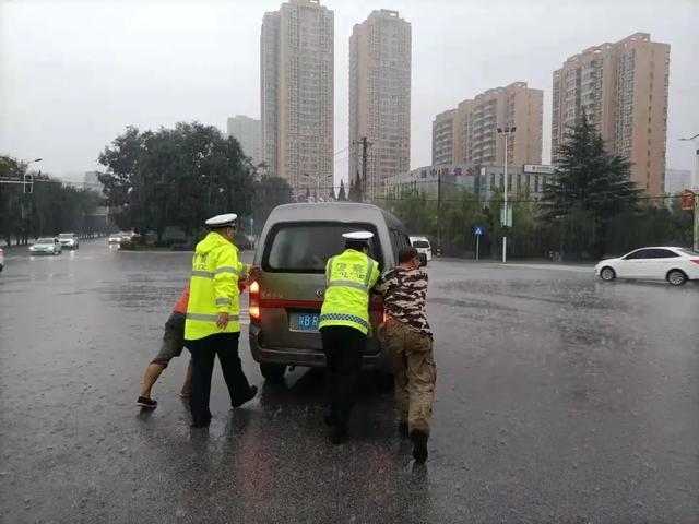 红色预警3连！暴雨袭城！西安4人被困积水，他们出手了……