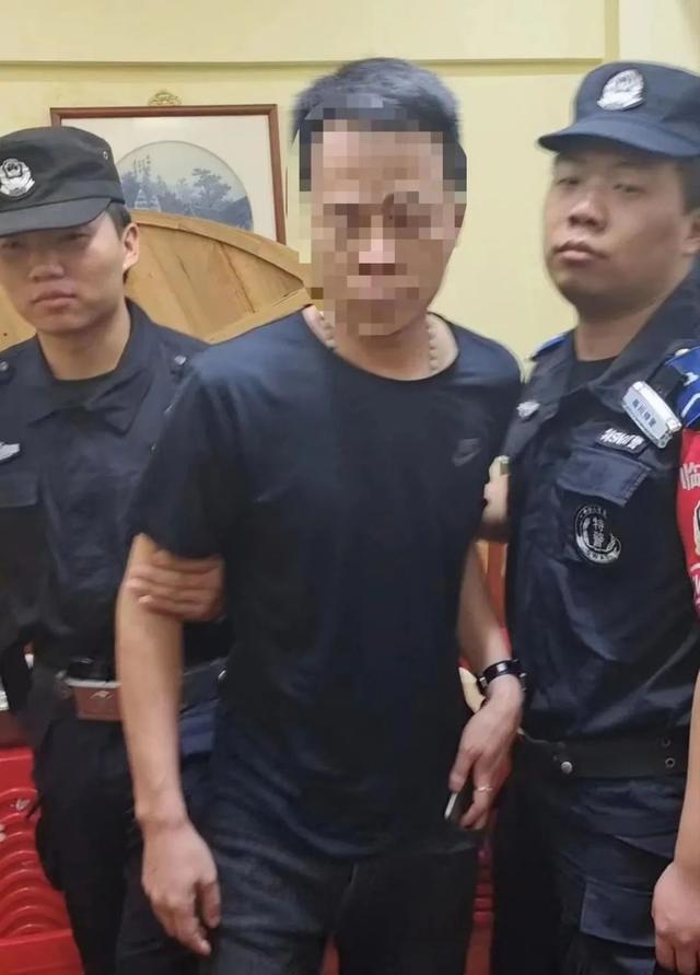 男子吃着正欢，突然被警察“打包”带走……