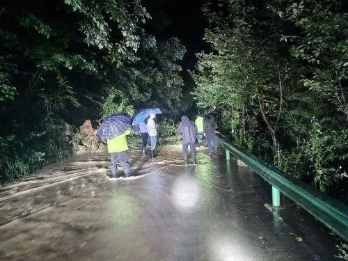 红色预警3连！暴雨袭城！西安4人被困积水，他们出手了……