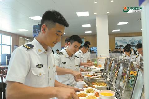 东部战区海军打造全新“餐饮保障链”“水兵食堂”受青睐