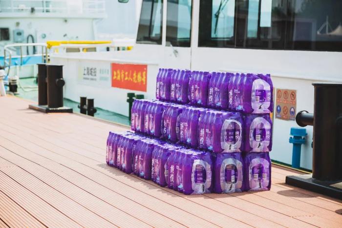 2023“一瓶水接力”在黄浦江畔启动  致敬高温下“一江一河”水域养护工作者