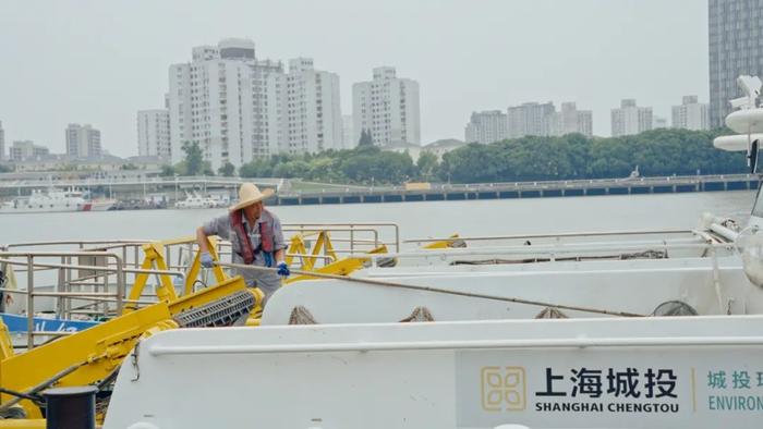 2023“一瓶水接力”在黄浦江畔启动  致敬高温下“一江一河”水域养护工作者