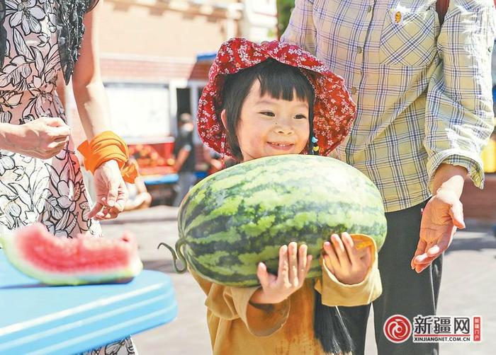 【爱新疆 游家乡】歌舞表演、吃瓜游戏、水果品鉴…… 天山区首届夏季水果节走进大巴扎