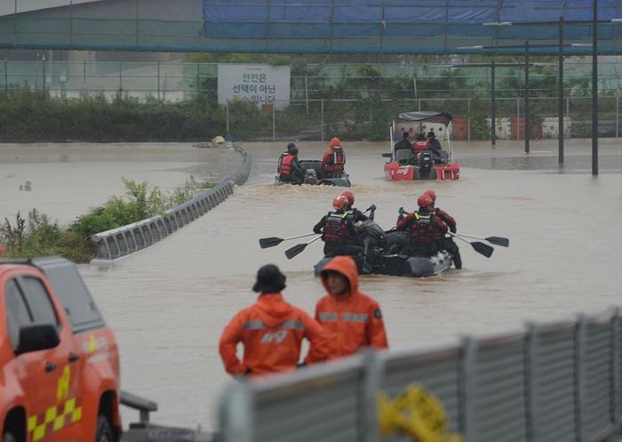 早安·世界｜韩国暴雨已致24人死亡10人失踪，逾千人撤离