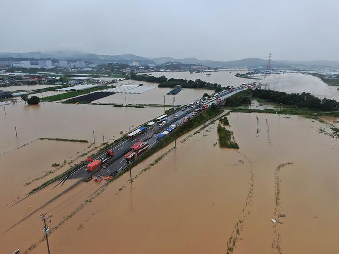 早安·世界｜韩国暴雨已致24人死亡10人失踪，逾千人撤离