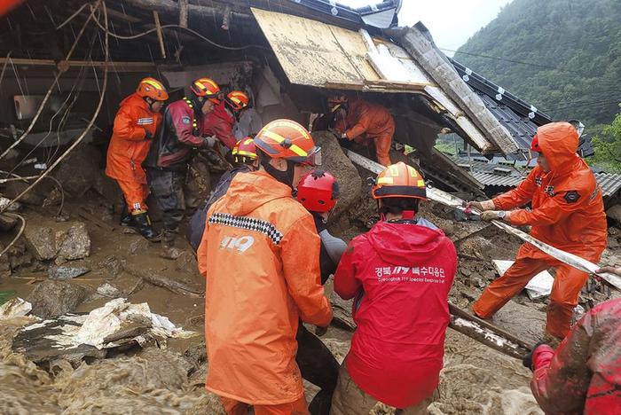 早安·世界｜韩国暴雨已致24人死亡10人失踪，逾千人撤离