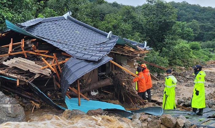 早安·世界｜韩国暴雨已致24人死亡10人失踪，逾千人撤离