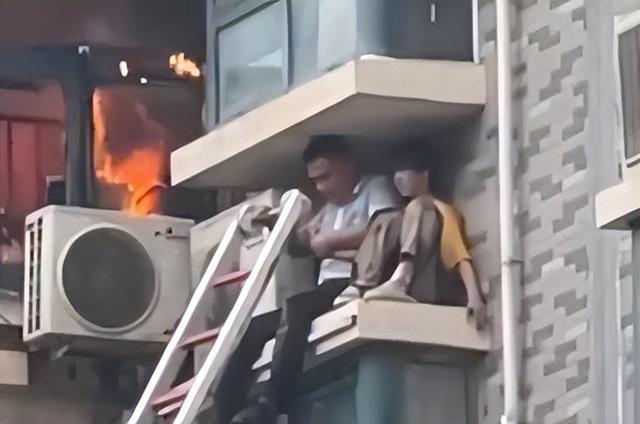 山东济南徒手爬窗火场救人的男子 曾是一名武警战士
