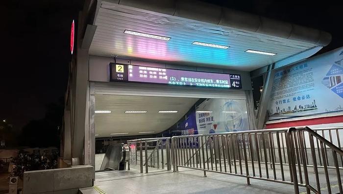 上海这个地铁站深夜“人山人海”！“黑车”猖獗，不拼车费用翻番！公交车去哪了？