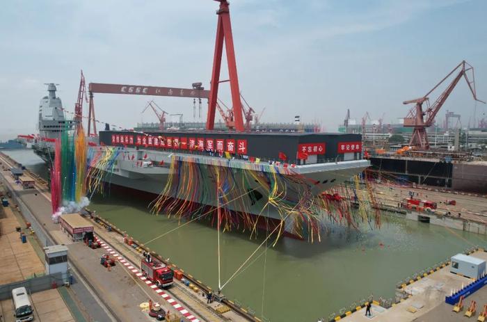 ▲资料图片:2022年6月17日上午,福建舰下水命名仪式在中国船舶集团有限公司江南造船厂举行。(新华社发)