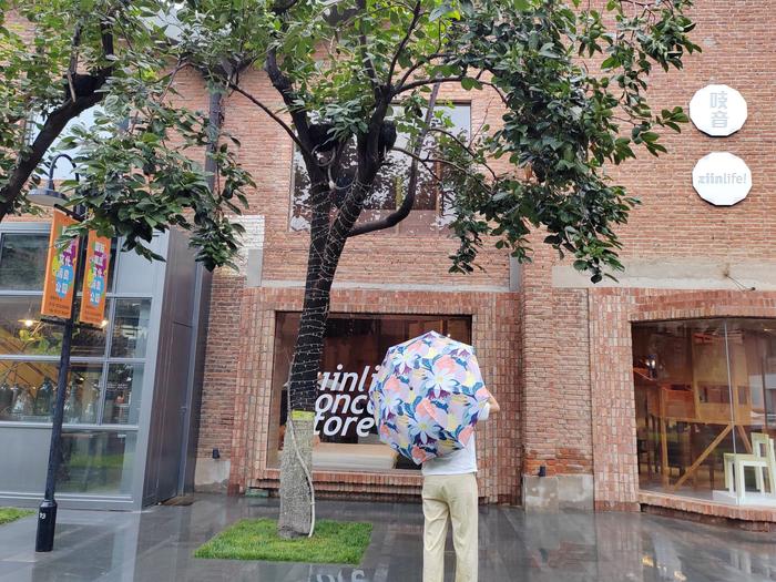 郎园Station一处建筑前，游人正在驻足拍照。新京报记者 徐美慧 实习生 高宏雨 摄