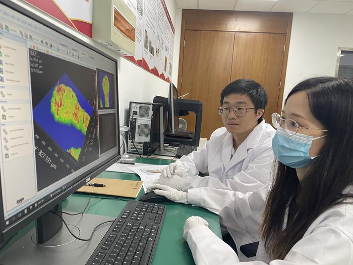 7月12日，京津冀国家技术创新中心相关工作人员正在研究室进行研究工作。新京报记者 耿子叶 摄