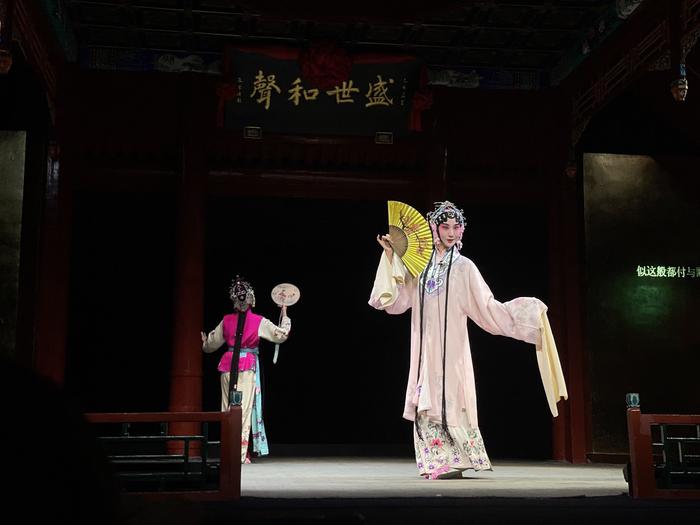 7月10日下午，正乙祠戏楼上演经典昆曲剧目。新京报记者 耿子叶 摄