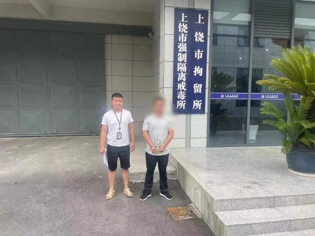 “怎样才能得到你？麻袋还是甜言蜜语？”警察：麻溜跟我走吧