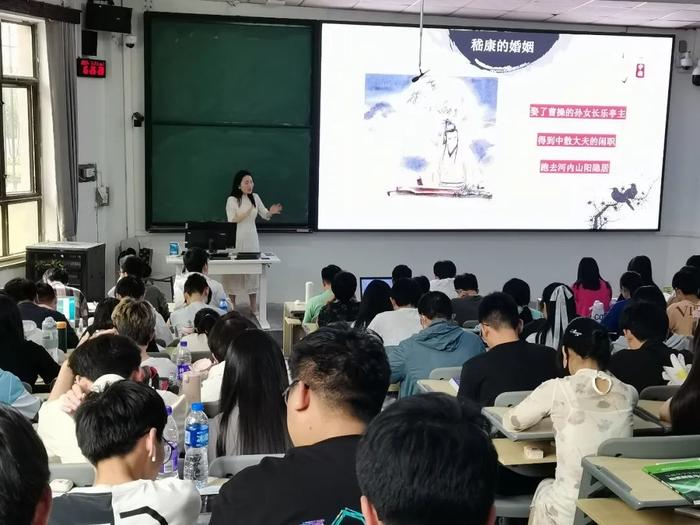 每天，有100多万人在抖音跟她上“大学”