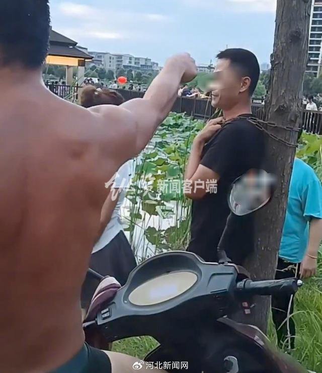 湖南一男子湖中游泳被制止反将执法人员锁在树上，当地警方：正在调查
