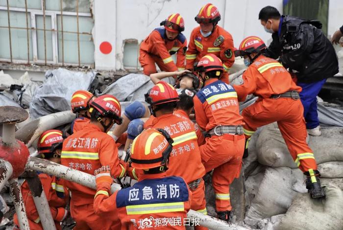 突发！一中学体育馆楼顶坍塌！