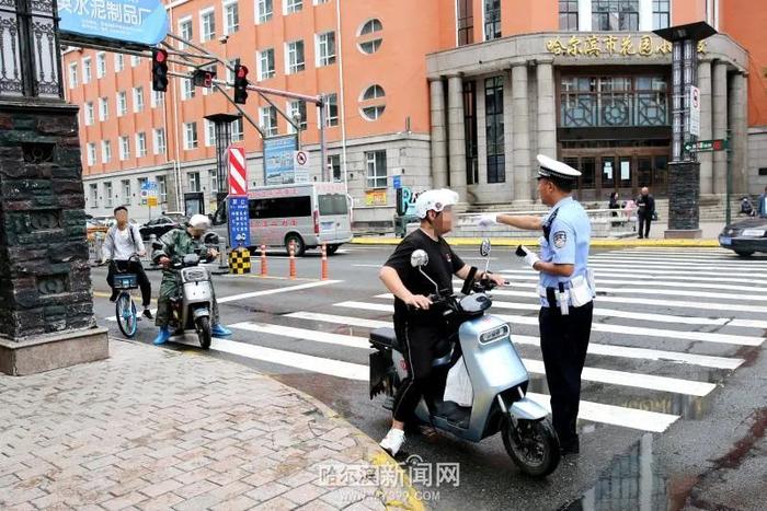 停止线=安全线 电动车越线停车很危险｜哈市交警持续规范摩托车、电动车通行秩序