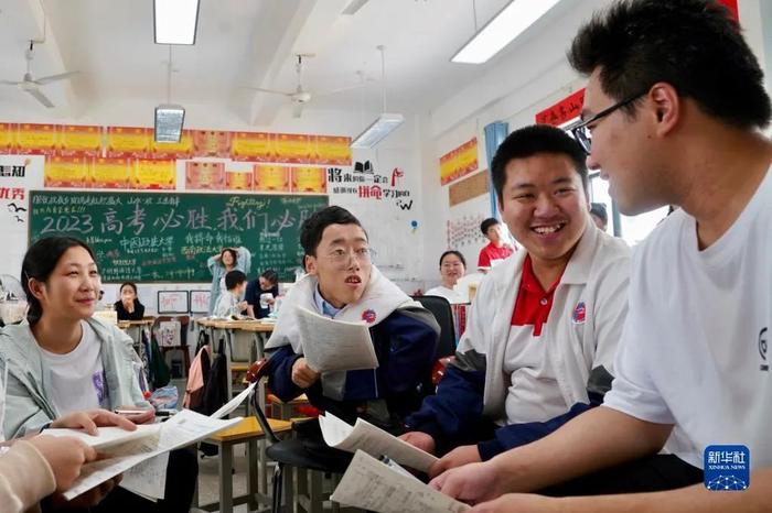 “折翼少年”圆梦大学！钟华强，未来可期！