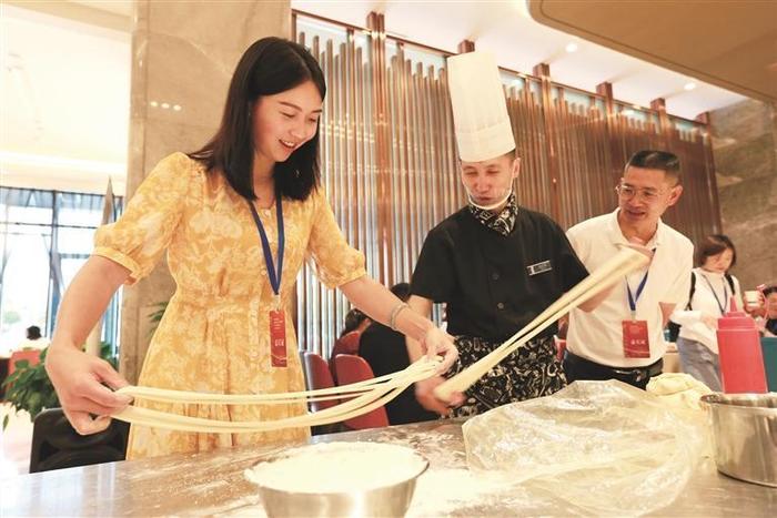 参会代表体验制作牛肉面过程 葛 强 摄