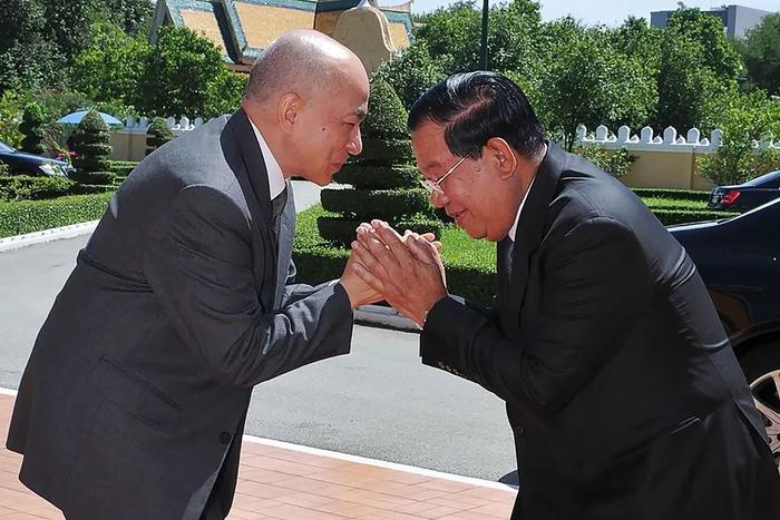26日,柬埔寨首相洪森(右)在皇宫觐见柬埔寨国王西哈莫尼。(视觉中国)