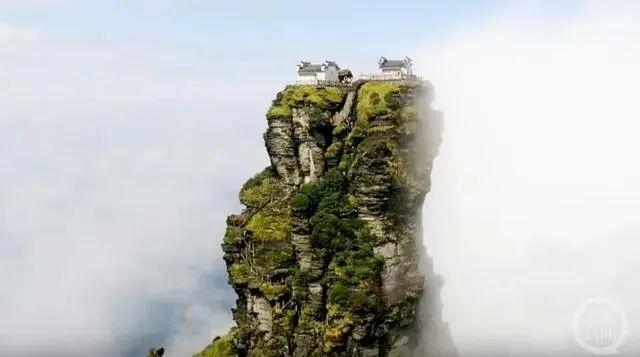▲梵净山红云金顶两处房屋原本的样子。图片来源/梵净山景区官网