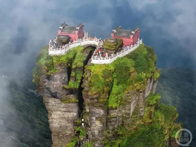 ▲游客发布的图片显示,梵净山红云金顶上建筑墙面呈现红色,该游客称没有使用滤镜。图片来源/受访者供图