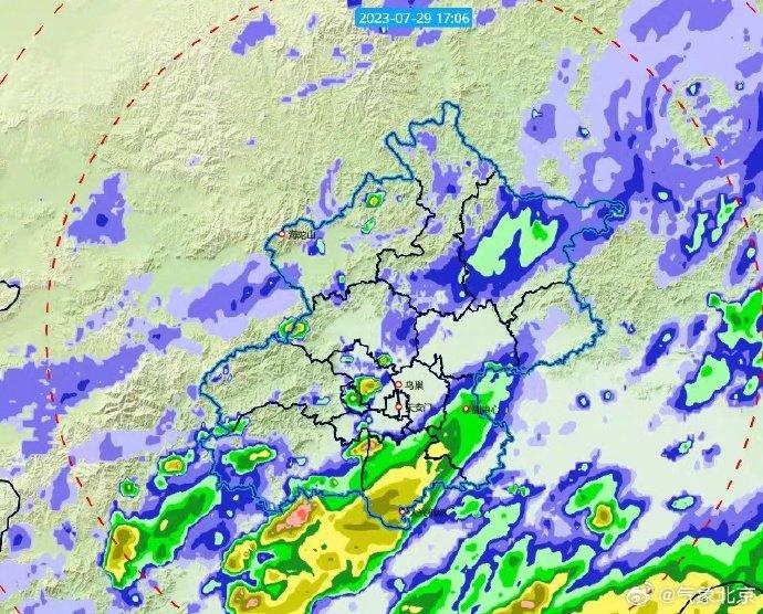 预计未来2小时北京地区有分散性雷阵雨，局地短时雨强较大