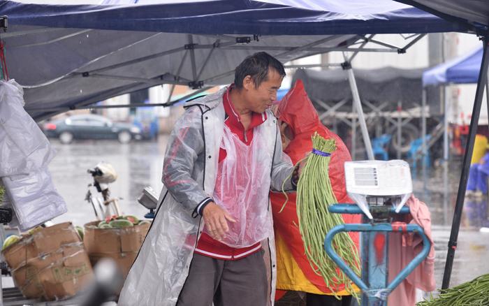 雨中新发地交易正常，今日北京蔬菜供应量超过2万吨