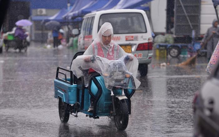 雨中新发地交易正常，今日北京蔬菜供应量超过2万吨