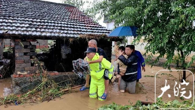 安徽天柱山遭特大暴雨袭击！45座水库溢洪