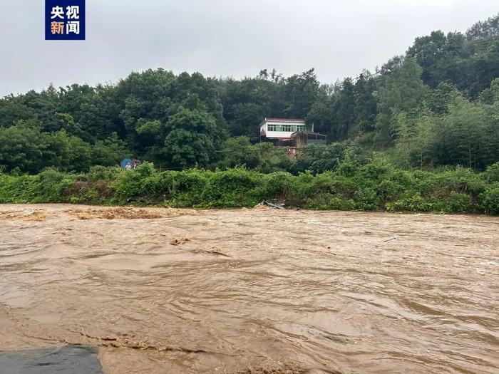 降水量全国最强！此地多处山体滑坡致道路中断