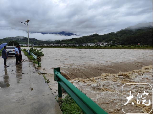 安徽天柱山遭特大暴雨袭击！45座水库溢洪