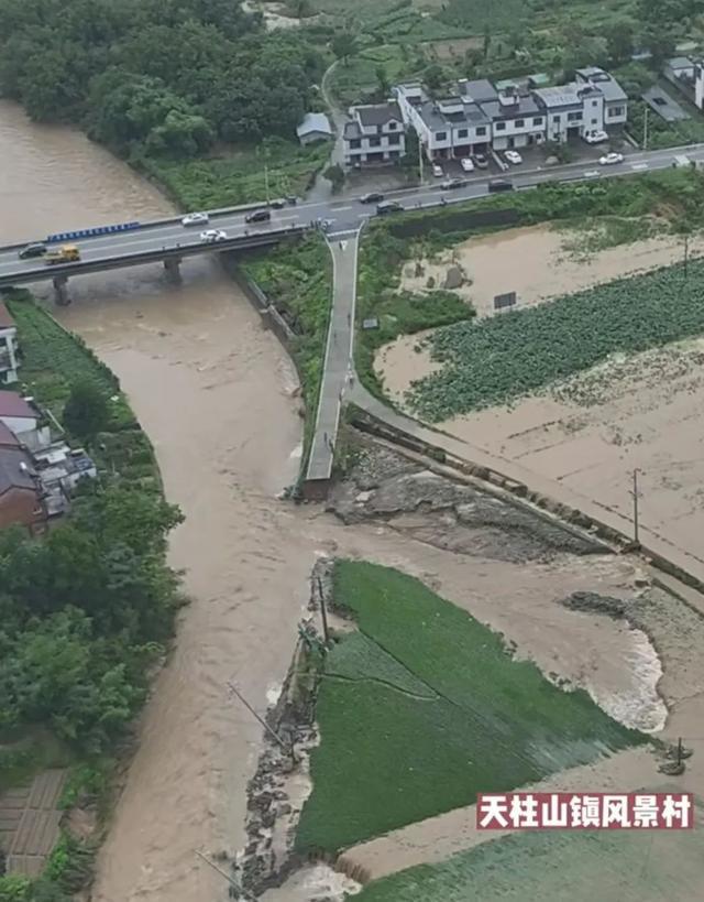 安徽天柱山遭特大暴雨袭击！45座水库溢洪