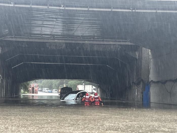 丰台一桥洞内有车辆涉水2人被困，消防成功救援并排水