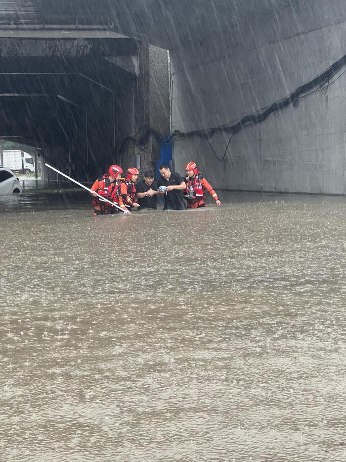 丰台一桥洞内有车辆涉水2人被困，消防成功救援并排水