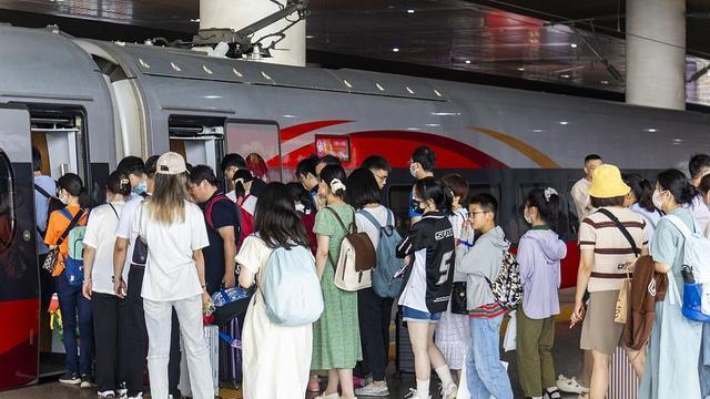 国铁集团：暑运日均开行旅客列车较2019年同期增14.2%