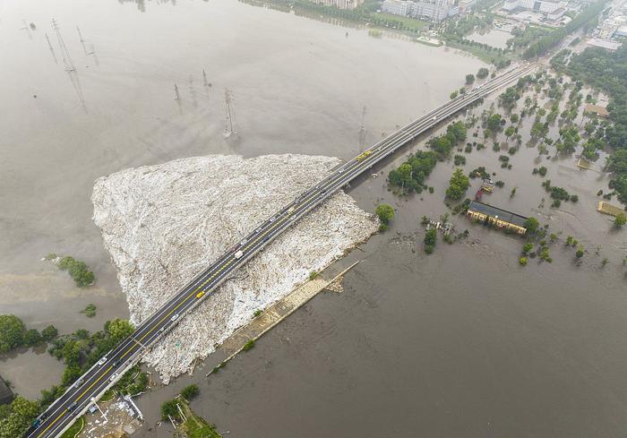 卫星显示涿州灾情，河流流量大，分洪区、滞洪区相继启动