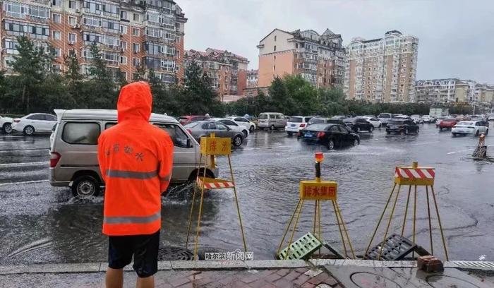 【迎战强降雨】大排量泵车布设积水区域｜雨污水泵站全部开启至最大排放能力